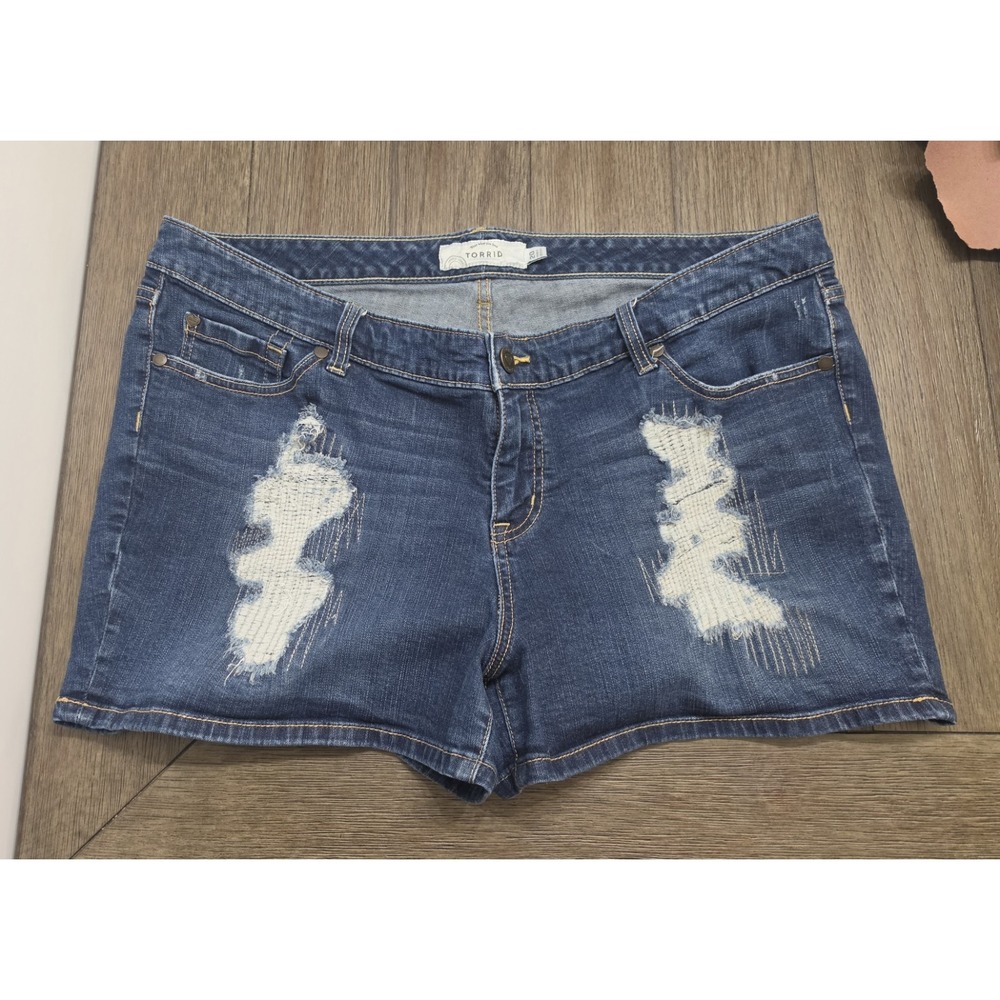 Torrid Dark Wash Sz 20 Short Shorts Distressed Finished Hem 3.5" Inseam Stretch
